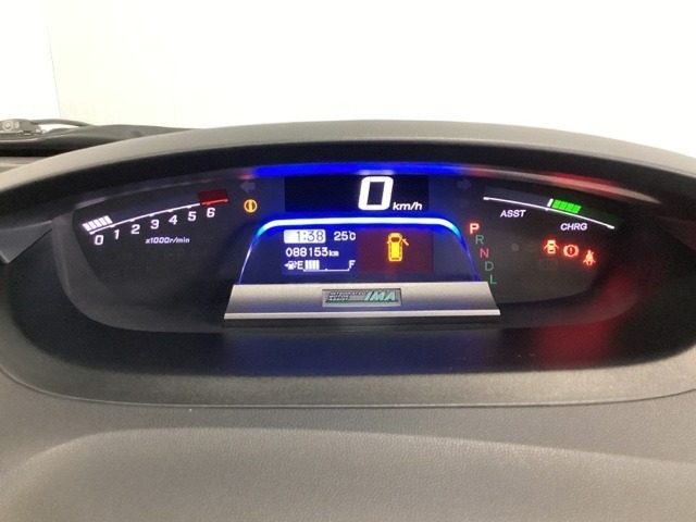 デジタル表示のスピードメーターとタコメーターを大きく配した見やすいメーター部になっています。中央のインフォメーション画面でオドメーターや燃費などの情報を確認できます。