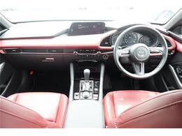 前席全体　目線も高く広い視界で安心して運転することができますね！