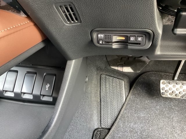 自社整備工場で点検整備をおこなってからお渡ししています。車検が残っている場合は『12ヶ月点検整備』を、車検整備付きの場合は『車検整備』をおこないます。整備費用は車両本体価格に含まれています。