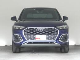 Audiデザインの特徴であるシングルフレームグリルが存在感を主張します。