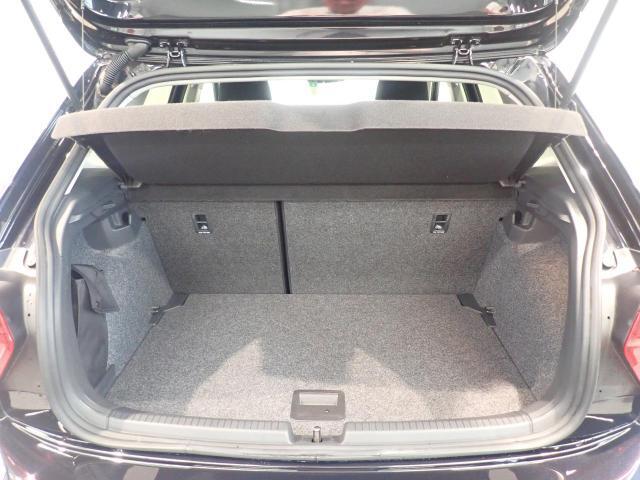 荷室は荷物を隠せるトノカバー付！充分な荷室の広さです！
