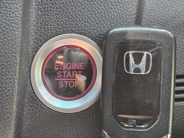 【スマートキー・プッシュスタート】キーを身につけている状態なら、ドアに付いているスイッチを押すだけで、ドアロックの開閉ができる機能。エンジン始動も便利です。