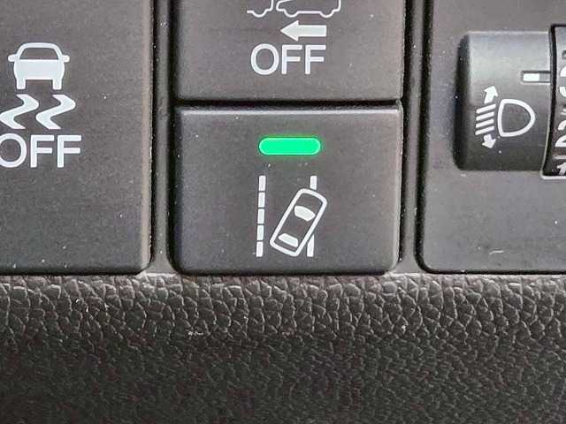 【レーンキープ】走行車線の逸脱を教えてくれる機能。走行時に、クルマが車線から外れていることをカメラが検知すると、ステアリングを微振動させてドライバーに警告します。