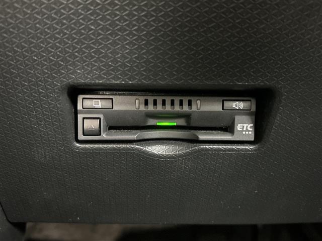【ETC】有料道路を利用する際に料金所で停止することなく通過できる、ETC車載器（ノンストップ自動料金収受システム機器）が装備されています。セットアップを行うことで利用可能になります。