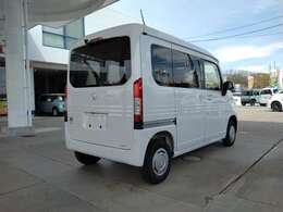 サイドパネルの強度を高め、見た目にもタフな印象を与える3本のビードライン！