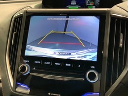 リバースギアに入れるだけで後方の表示へ切り替わります。夜間や雨の日の駐車も楽になりますよ。