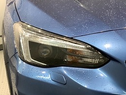 LEDヘッドライトは、点灯の瞬間から最大光量を発揮し、突然暗くなるトンネルなどでの安定感を高めます。