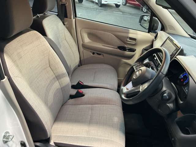 運転席前列シートです。