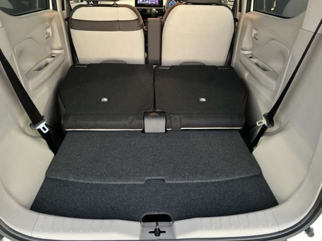 後席を両方倒すと余裕の収納スペース
