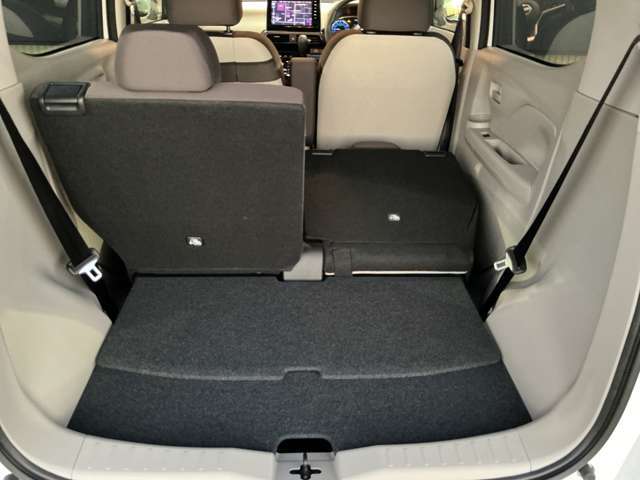 後席を片方倒した状態です