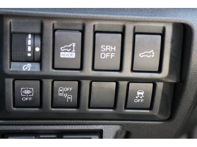 運転席の右側に各種スイッチを集中してレイアウト。