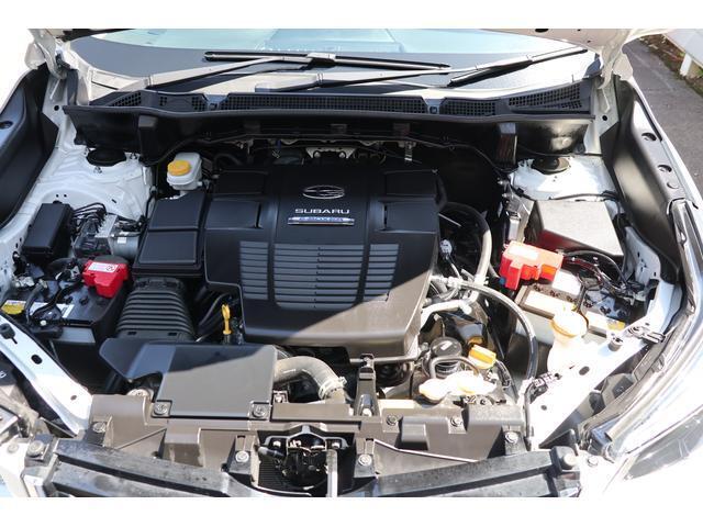 SUBARUの水平対向エンジン、回転バランスに優れているほかエンジン全高が低く、軽量・コンパクトな特性により、車体の低重心化にも貢献します。