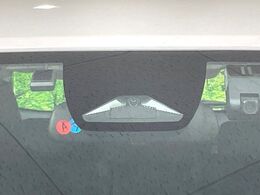 【ホンダセンシング】走行中に前方の車両等を認識し、衝突しそうな時は警報とブレーキで衝突回避と被害軽減をアシスト。より安全にドライブをお楽しみいただけます。