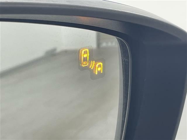 【BSM（ブラインドスポットモニター）】隣車線上の側方および後方から接近する車両を検知すると、検知した側のドアミラーが点灯。その状態でウインカーを出すと、インジケーターの点滅と警報音で警告します。