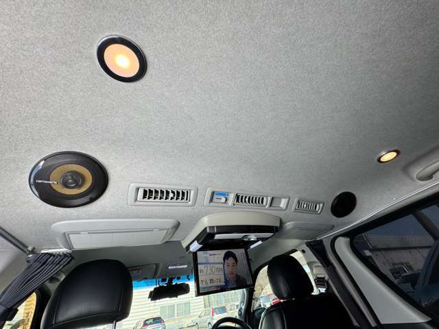 後部座席でもTVや音楽が聞こえる様にスピーカーを移設