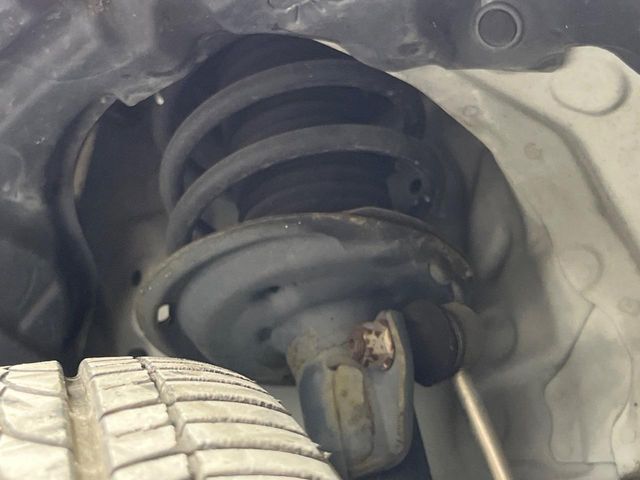お車を安心してお乗りいただく為には、足回りの定期点検が欠かせません。サービスサポート（有償保証）では無料点検もご提供しており、安心のカーライフをお過ごしいただけるサポート体制が整っています。
