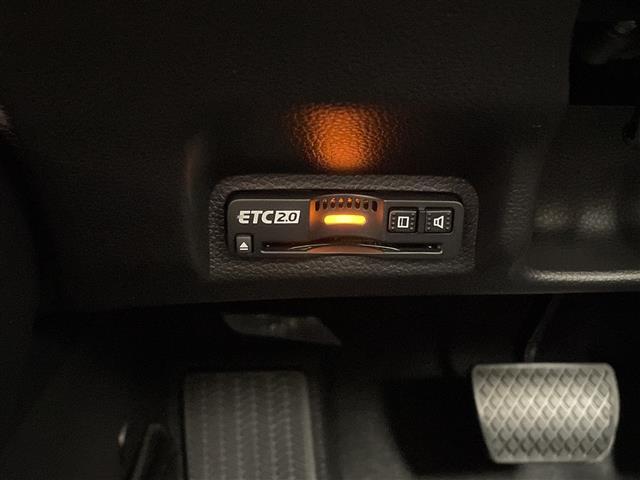 【ETC】有料道路を利用する際に料金所で停止することなく通過できる、ETC車載器（ノンストップ自動料金収受システム機器）が装備されています。セットアップを行うことで利用可能になります。