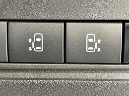 【ハンズフリー機能付き両側パワースライドドア】スライドドアの下に足先を入れてすぐ引くと、自動的にスライドドアが開閉します！荷物で両手がふさがった状態でも、ドアの開閉ができてとっても便利！