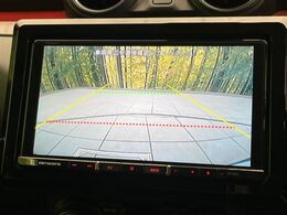 【バックカメラ】駐車時に後方がリアルタイム映像で確認できます。大型商業施設や立体駐車場での駐車時や、夜間のバック時に大活躍！運転スキルに関わらず、今や必須となった装備のひとつです！