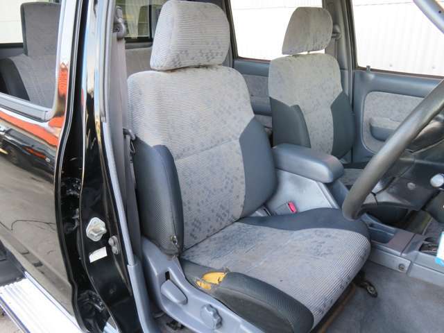 【運転席シート】長距離運転も疲れにくい構造になっております！追加でシートカバーの取付もできますので、お気軽にお問い合わせ下さい☆