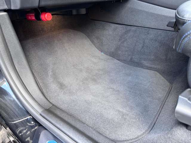 ★助手席フロアマットも綺麗な状態です★こちらも、もちろん除菌、クリーニング済み★
