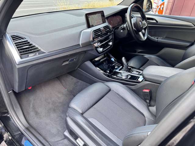 ★助手席もスペースがあり、ゆったりと乗ることができます★