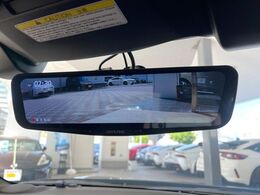 【デジタルインナーミラー】後席の大きな荷物や同乗者で後方が確認しづらい時でも安心！カメラが撮影した車両後方の映像をルームミラー内に表示。クリアな視界で状況の確認が可能です！