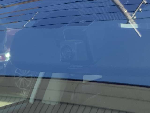 交通トラブル防止の【ドライブレコーダー】も装備済！！最近はナビやETCと並んで必須アイテムになりましたね◎