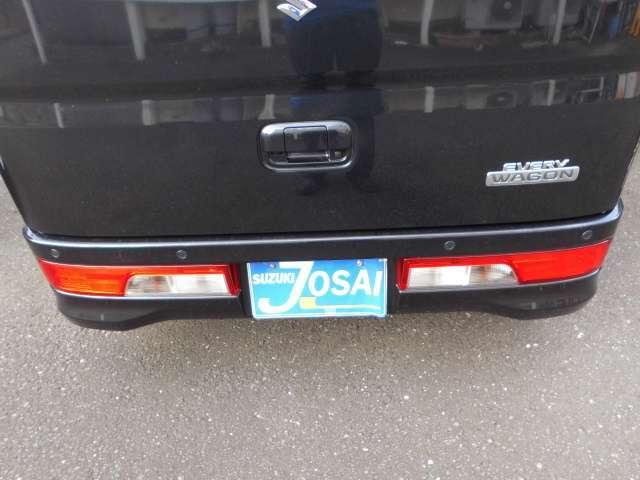 駐車をするとき、うっかり車をこすってしまった経験ありませんか？もし障害物が車に当たりそうになると警告音が鳴る障害物センサーを装備していますので安心です！