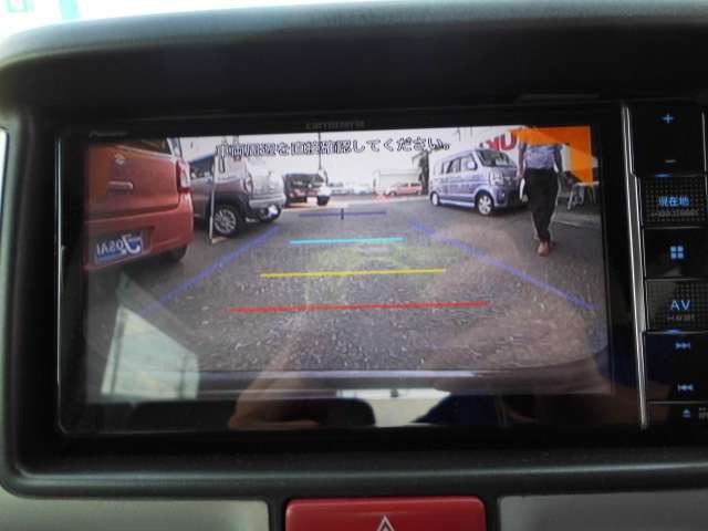 で駐車するとき、後ろのスペースがどれくらいあるかわからず、うまく停められない・・なんてことを防ぐ、バックカメラを装備！こちらのお車のように大きい車には本当に助かる装備です！