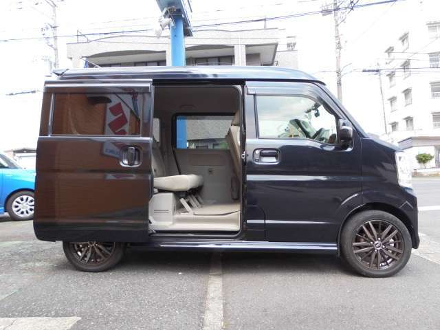 両側パワースライドドアで、両手が荷物で塞がっていても、お子様を腕に抱えながらでも、パワースライドドアなら軽くドアハンドルを引くだけで、簡単にドアが開けられちゃいます。