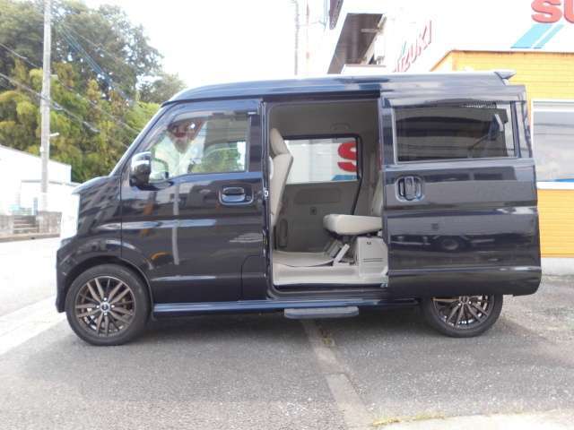 両側パワースライドドアで、両手が荷物で塞がっていても、お子様を腕に抱えながらでも、パワースライドドアなら軽くドアハンドルを引くだけで、簡単にドアが開けられちゃいます。