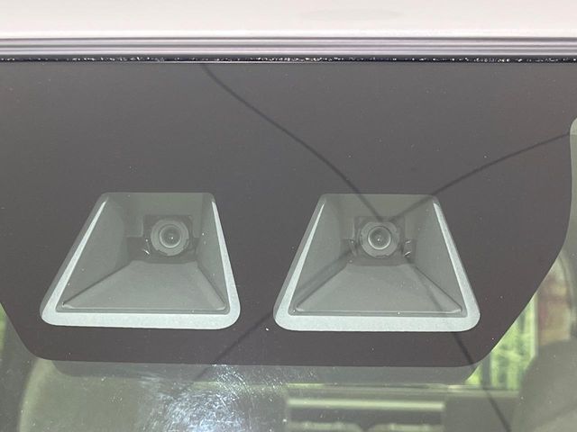 【スマートアシスト】走行中に前方の車両等を認識し、衝突しそうな時は警報とブレーキで衝突回避と被害軽減をアシスト。より安全にドライブをお楽しみいただけます。
