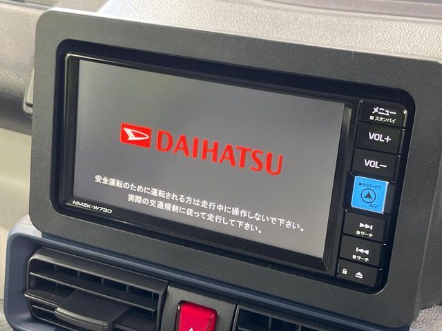 【純正ナビ】人気の純正ナビを装備しております。ナビの使いやすさはもちろん、オーディオ機能も充実！キャンプや旅行はもちろん、通勤や買い物など普段のドライブも楽しくなるはず♪