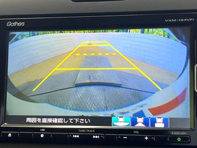 【バックカメラ】駐車時に後方がリアルタイム映像で確認できます。大型商業施設や立体駐車場での駐車時や、夜間のバック時に大活躍！運転スキルに関わらず、今や必須となった装備のひとつです！