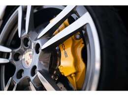 足元にはオプションのPCCB(Porsche Ceramic Composite Brake)が装着されており、500PSの高出力をしっかり受け止めることができます。また、ブレーキダストがかなり少ないのも魅力の一つです！