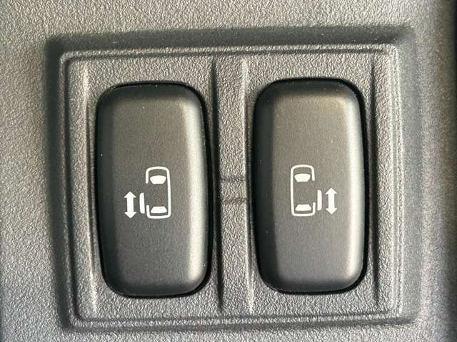 運転席側からも両側パワースライドドアのスイッチがあるので、ボタン一つで開閉出来ます♪