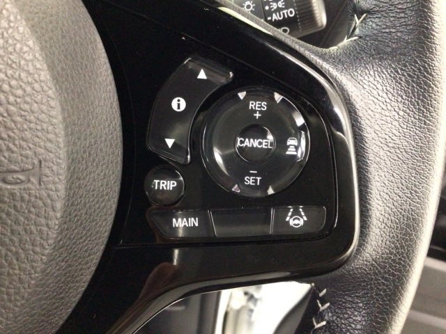 【アダプティブ・クルーズ・コントロール】予め設定した車速内でクルマが自動的に加減速。 前走車との適切な車間距離を維持しながら追従走行し、高速道路でのドライバーの疲労を軽減してくれる嬉しい機能付♪