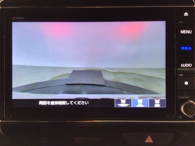 【バックカメラ】運転が苦手な方も車庫入れラクラクです！ギアをリバースに入れれば自動的に切り換わりますので、面倒な操作は不要です♪狭い駐車場もお車を傷つけず安心ですね！