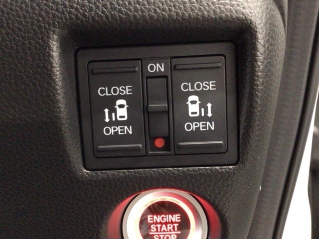 【両側パワースライドドア】両側がパワースライドドアになっており、運転席のスイッチやスマートキーでも開閉が可能です！開口部も広いので乗り降りも楽々♪
