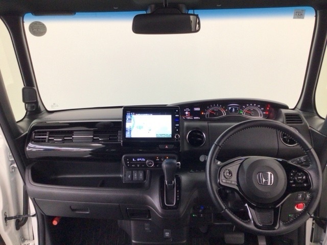 【前方視界】開放的な前方視界！運転がしやすく疲れにくいです♪窓が大きく、見通しがとっても良いおクルマですよ♪