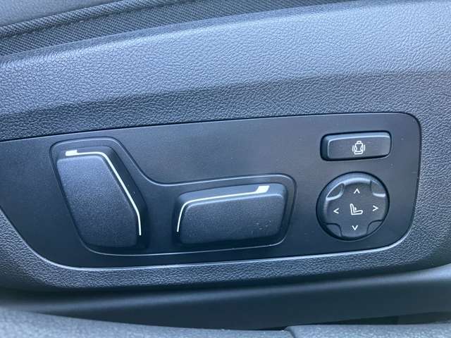 【コックピットシート】BMW車の主役席。車体中央にくる様に配置し車両重心とが一致する事でドライバーと車との一体感あるドライビングを実現。人間工学に基づき形成した形状が長時間のドライブ疲労も軽減します！