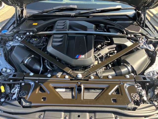 【BMWエンジン】革新的なガソリン・エンジン・テクノロジーによる高性能かつ高効率。レスポンスの良いパワーを発揮。常にスムーズな吸気を実現しアクセル開度にダイレクトに反応しドライビングを楽しく演出。