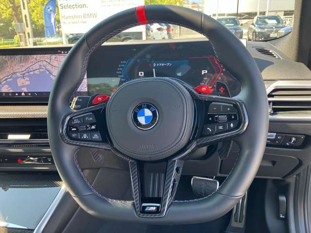 【ハンドル】ドライバーとBMW車の一体感がダイレクトに伝わるステアリングホイール。形状・太さへの拘りに加えて、操作性を高める為にスイッチ類も配置。クイックかつ安定のドライビングを体感下さい！