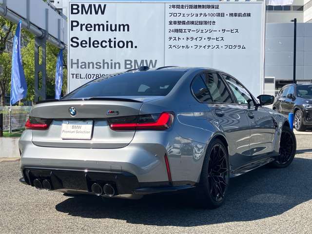 【前後重量配分50：50】重たいエンジンを出来るだけ車両中央に配置して搭載。重たいバッテリーをあえてトランク下部に配置する等の拘りの設計。「駆け抜ける歓び」をご体感下さい。