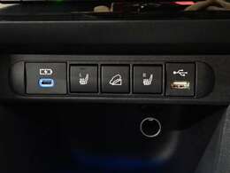 シートヒーター・急な坂道走行を補助するヒルディセントコントロール機能・USBポート付きです。
