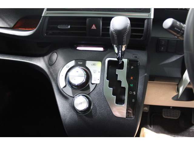 シフトレバーもついつい握りたくなる綺麗さです♪