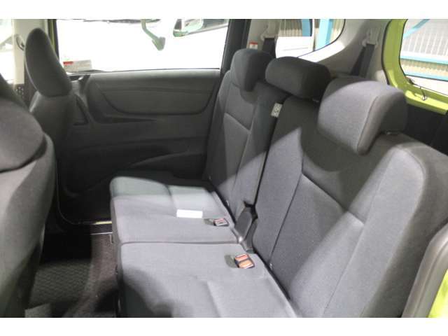 家族や友人を乗せる後部座席！綺麗な状態です☆