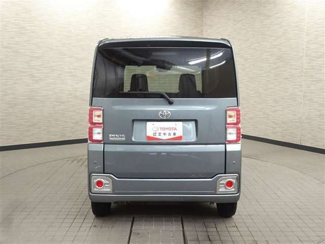 バックカメラが付いているので後方確認が非常にしやすいです。今や運転初心者も熟練者も必須装備！ついていて損はないですね♪