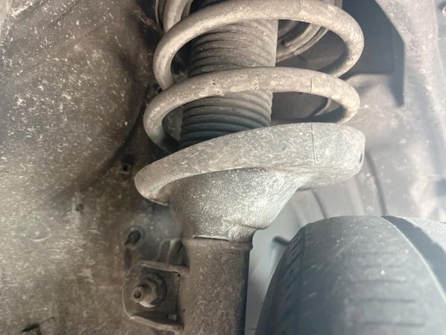 お車を安心してお乗りいただく為には、足回りの定期点検が欠かせません。サービスサポート（有償保証）では無料点検もご提供しており、安心のカーライフをお過ごしいただけるサポート体制が整っています。